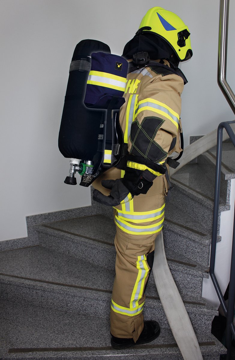 myTEEUU's tweet photo. #Escape - das neue #Holster für #Fluchthaube, #Rettungshaube und mehr für die #Feuerwehr. Die #Neuheit für den #Atemschutz. Die #Lösung im #Einsatz. 
Details: https://t.co/h1QZjceCHe
#Innenangriff #Atemschutznotfall #Atemschutzeinsatz #Rettung #Fluchthaubenholster #ANS https://t.co/h5EKvoXMCr