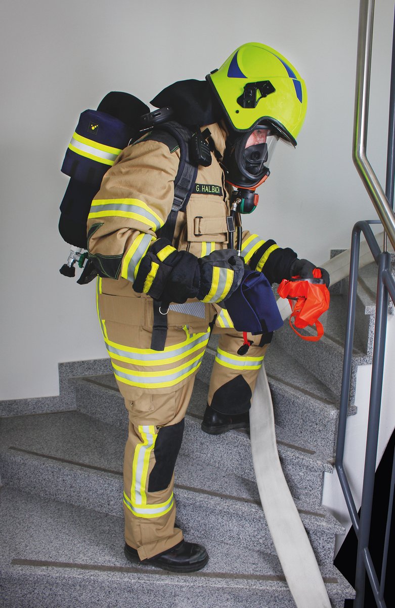 myTEEUU's tweet photo. #Escape - das neue #Holster für #Fluchthaube, #Rettungshaube und mehr für die #Feuerwehr. Die #Neuheit für den #Atemschutz. Die #Lösung im #Einsatz. 
Details: https://t.co/h1QZjceCHe
#Innenangriff #Atemschutznotfall #Atemschutzeinsatz #Rettung #Fluchthaubenholster #ANS https://t.co/h5EKvoXMCr