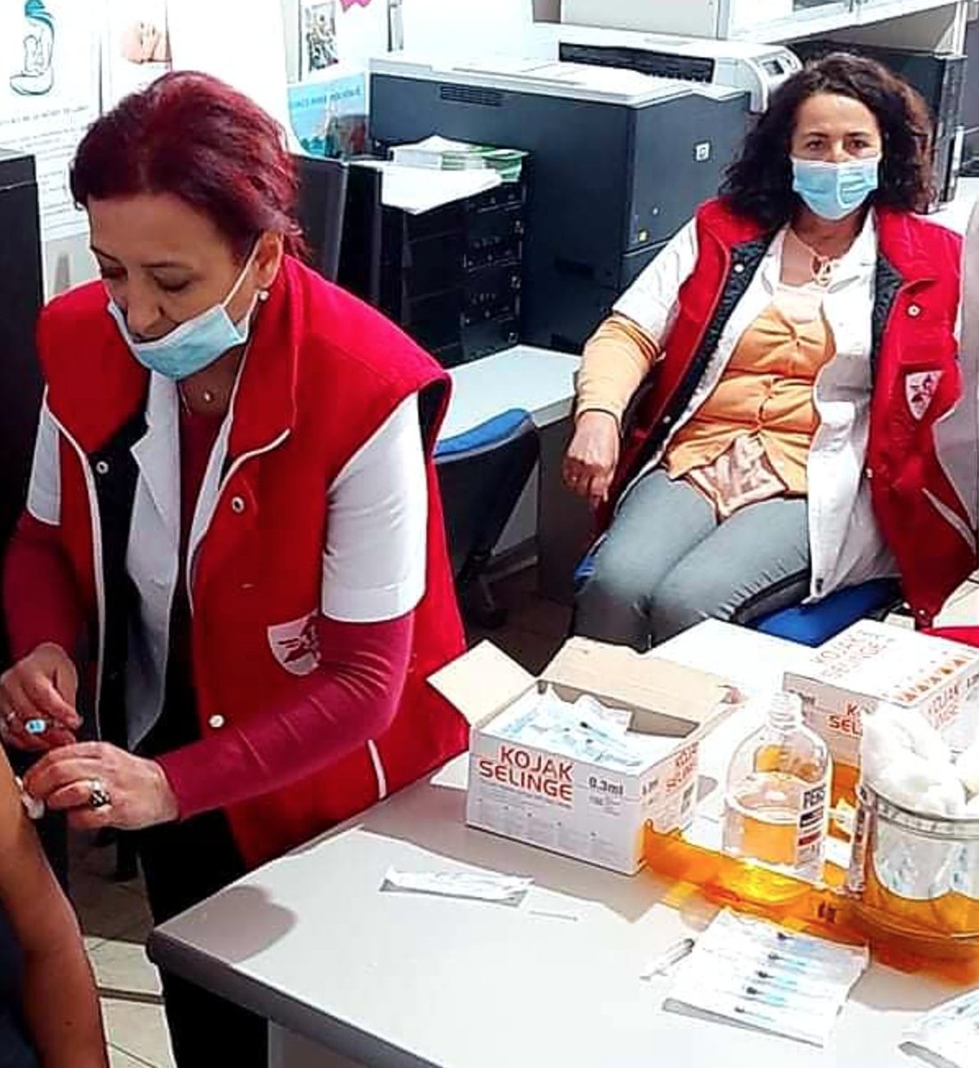 UNICEFKosovo's tweet photo. In an effort to #vaccinate more people against COVID-19, a door-to-door #campaign is launched for #vulnerable groups in Kosovo. 
In 2 months of the campaign, 16,538 people are reached and another 2,850 are vaccinated with the support of UNICEF Kosovo &amp; funds from @USAIDKosovo. https://t.co/THtN68Vq7Y
