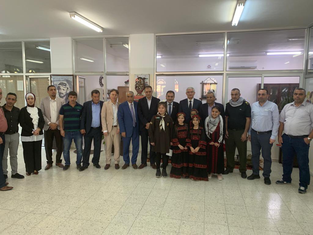 TurkiyeUrdu_'s tweet photo. یروشلم میں ترک ثقافتی مرکز شوروم سینٹر کا افتتاح
قلقیلیہ اور شوروم کے جڑواں شہروں کے تعلق کی بنا پر ترکی نے یہاں اپنا ثقافتی مرکز قائم کیا ہے، یہاں ترک زبان کے کورسز شروع کر دیئے گئے ہیں، طلبہ کی بڑی تعداد نے ترک زبان سیکھنے سینٹر میں داخلہ لے لیا ہے
#Gorum #Qalqilya #Turkey https://t.co/45HZ0o7TtT