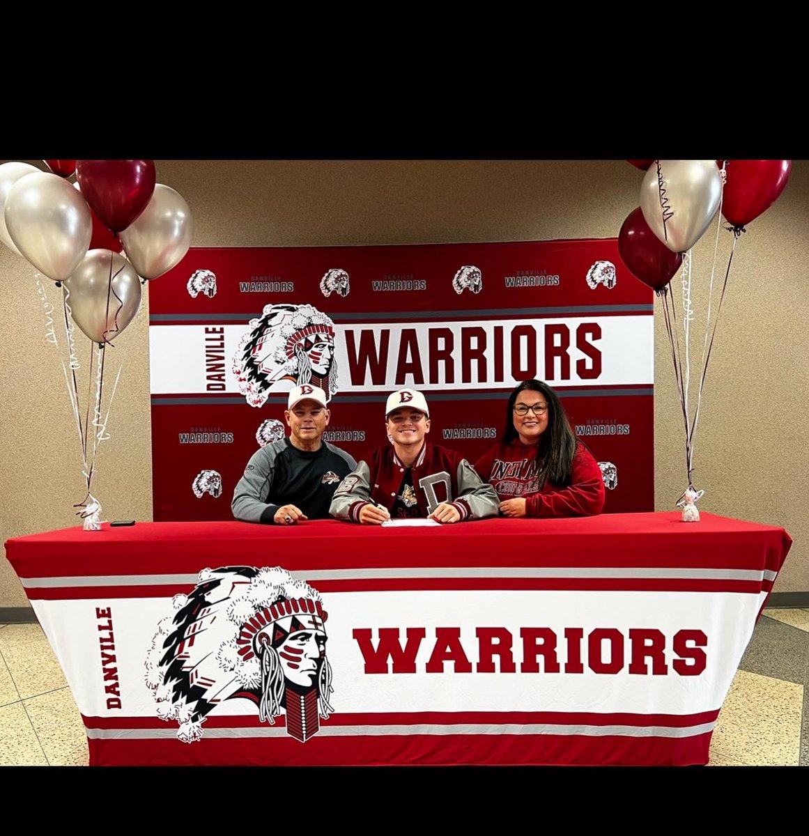 WhiteheadCaden's tweet photo. Proud to officially be a cougar!✍️@d_brantley2 @PATRICK71996444 @Coach_Cush https://t.co/k6xzPeSdtb
