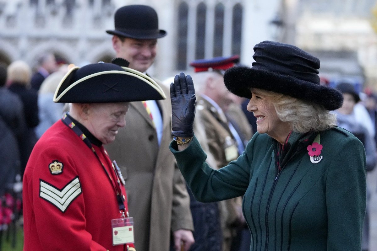 RoyalFamily's tweet photo. Today, #ArmisticeDay, The Duchess of Cornwall attended the 93rd Field of Remembrance at @WAbbey. 

Organised by @PoppyFactory, of which Her Royal Highness is Patron, The Field of Remembrance commemorates those who have lost their life in conflict.

#RemembranceDay2021 https://t.co/CcRIUMErPE