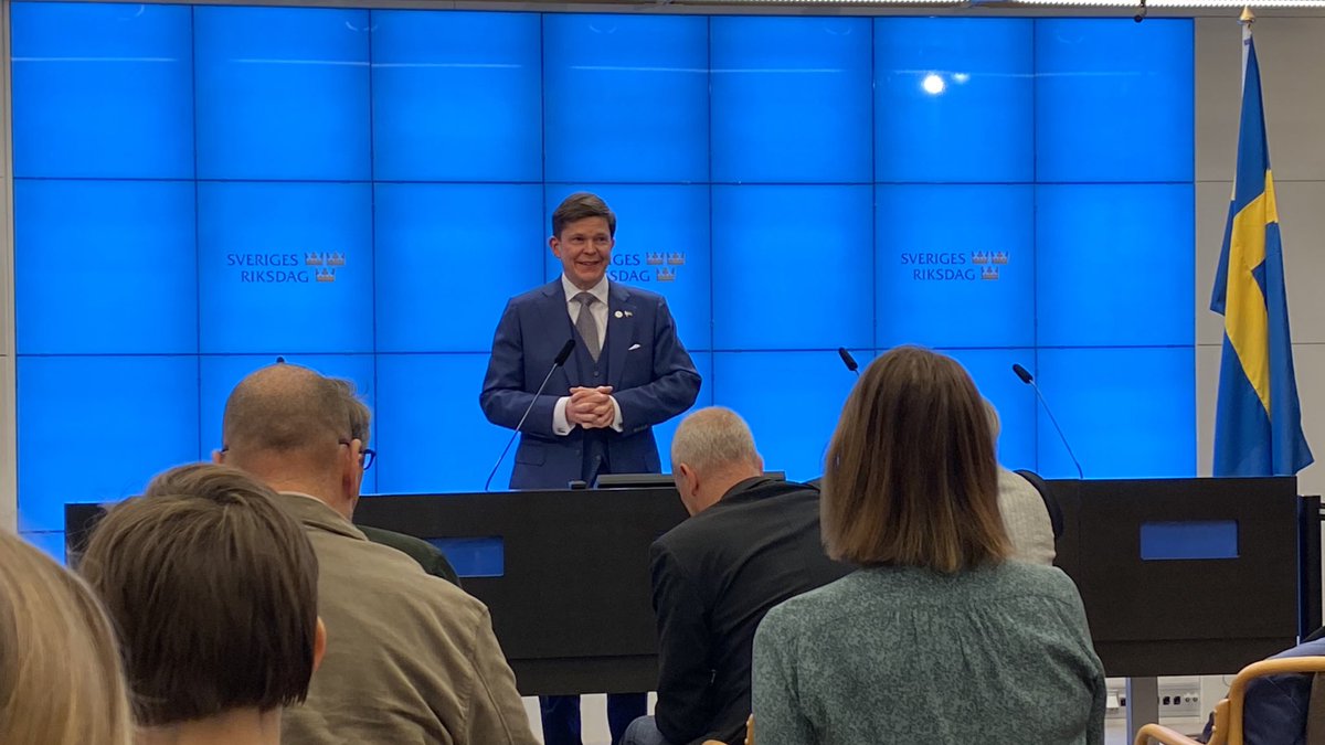 viktorbk's tweet photo. ”Välkommen till mitt inslag i denna långa dag”, säger talmannen, och ser sådär konstitutionellt peppad ut som bara han kan göra. https://t.co/cqTS886Zrp
