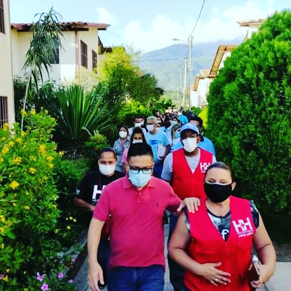 2314Lirios's tweet photo. Nuestro alcalde @martinezhugor junto a su equipo de trabajo realizó recorrido casa por casa con líderes del sector en #fortinsanpedro de #Guatire,recogiendo propuestas para trabajar junto al pueblo zamorano
 #RedZamor #Tropac4
#JuntosSomosMás
@nicolasmaduro
@red.zamora
@tropac4 https://t.co/4xJjTuNqXg