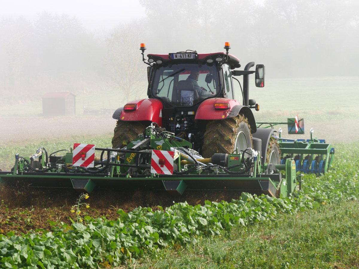 CfppaLeParaclet's tweet photo. Compte-rendu en images de la journée d'échanges sur les #couvertsvegetaux organisée par les #BTSAPV 2  hier au Paraclet. 2è volet de la matinée : présentation matériel &amp; démonstration #biofumigation, #semisdirect #agroecologie #HautsdeFrance @CarreFerme #LeParaclet #apprentissage https://t.co/sT3szrq2cV