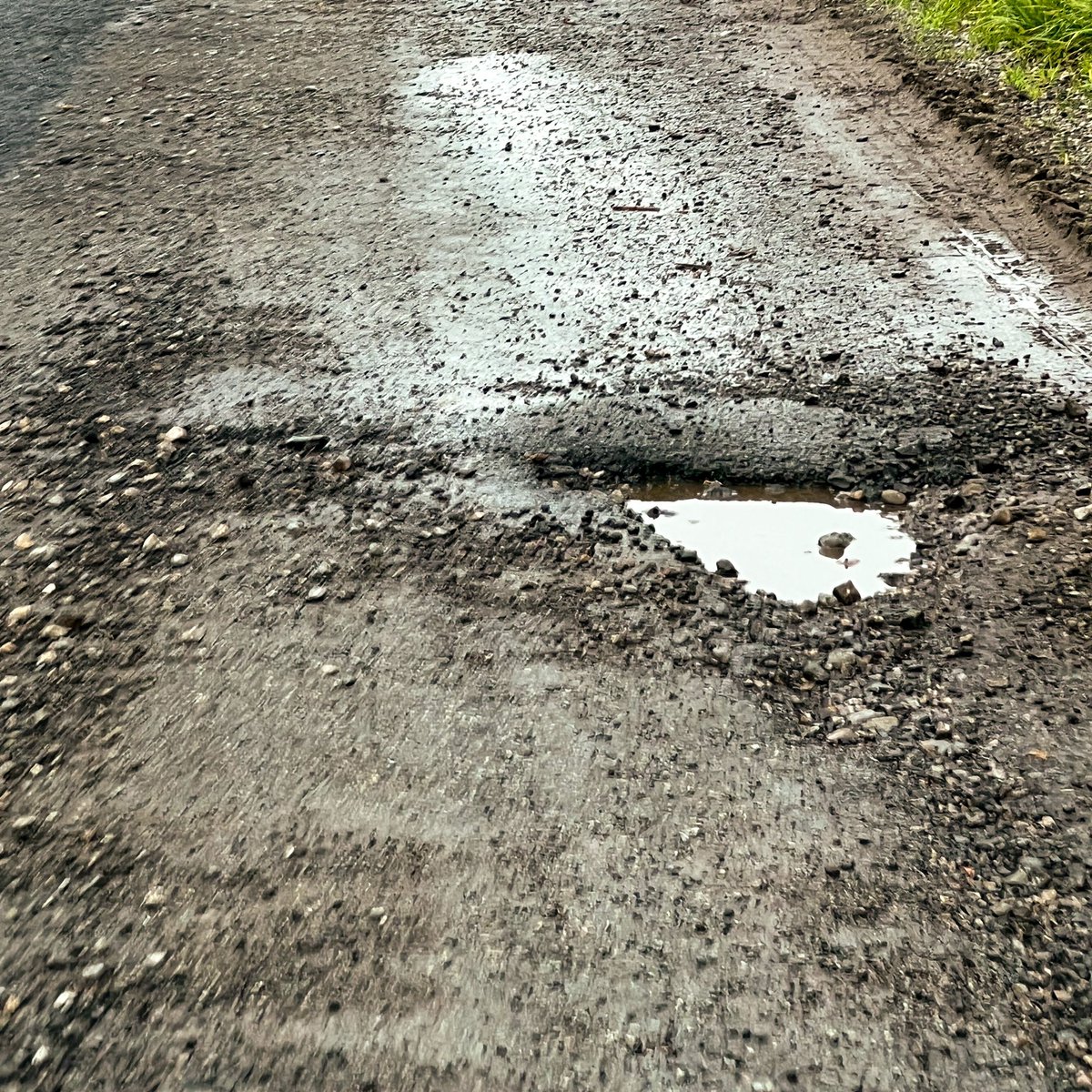 kirk00's tweet photo. 4th June 2020, Meagles Ln, Elswick, was ‘recycled’ by @LancashireCC &amp;  in-situ road recycling specials @spl_uk from Northampton. In 12months a large section of the road deteriorated, after numerous complaints the road today remains unsafe to users. What’s the plan @LancashireCC ? https://t.co/biK1MeD6vQ