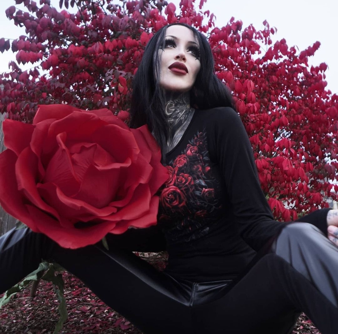 SpiralDirect's tweet photo. @ShellydInferno πΉπ€
A beauty amongst thorns in our Bleeding Heart top.
https://t.co/BZugpS3aFw
#spiraldirect #rose #redrose #shellydinferno #alt #altgirl #alternative #alternativefashion #alternativegirl #altstyle #allblackeverything #gothic #gothgoth #gothgirl #fashionblogger https://t.co/zqtT865PRm