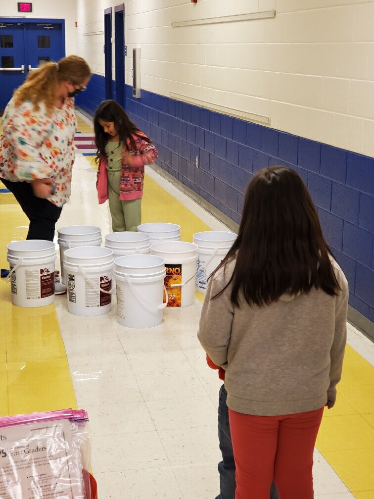 Literacy Night fun with games and goodies! <a href="/HDBobcats/">Hanford Dole Bobcats</a> @RivasPrincipal <a href="/RSSchoolsNC/">Rowan-Salisbury Schools</a> #DoleStrong #rssextraordinary #learningisfun