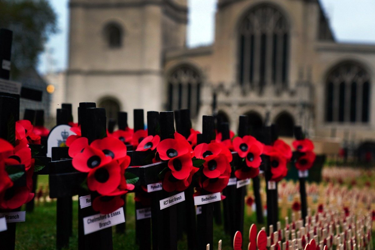 RoyalFamily's tweet photo. Today, #ArmisticeDay, The Duchess of Cornwall attended the 93rd Field of Remembrance at @WAbbey. 

Organised by @PoppyFactory, of which Her Royal Highness is Patron, The Field of Remembrance commemorates those who have lost their life in conflict.

#RemembranceDay2021 https://t.co/CcRIUMErPE