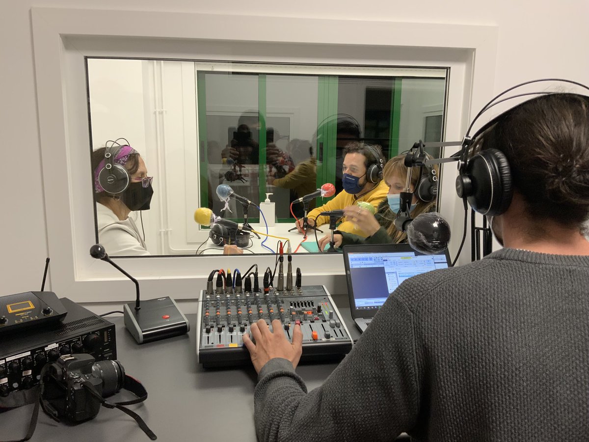 OSobreiral's tweet photo. Grazas a @redeespora por guiarnos na nosa formación na radio escolar #ondavaladares https://t.co/TpFGTMWjks
