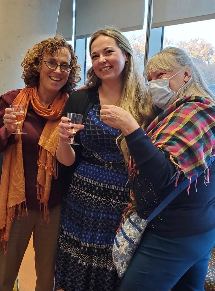 Yesterday I became the first PhD in my family and I couldn’t have done it without my amazing advisors Clare @lab_waterman and Kim  <a href="/StrokaLab/">Kimberly Stroka</a>, the fantastic Waterman Lab members and of course my MOM! My forever thanks to all these amazing people!! ❤️💕🥳