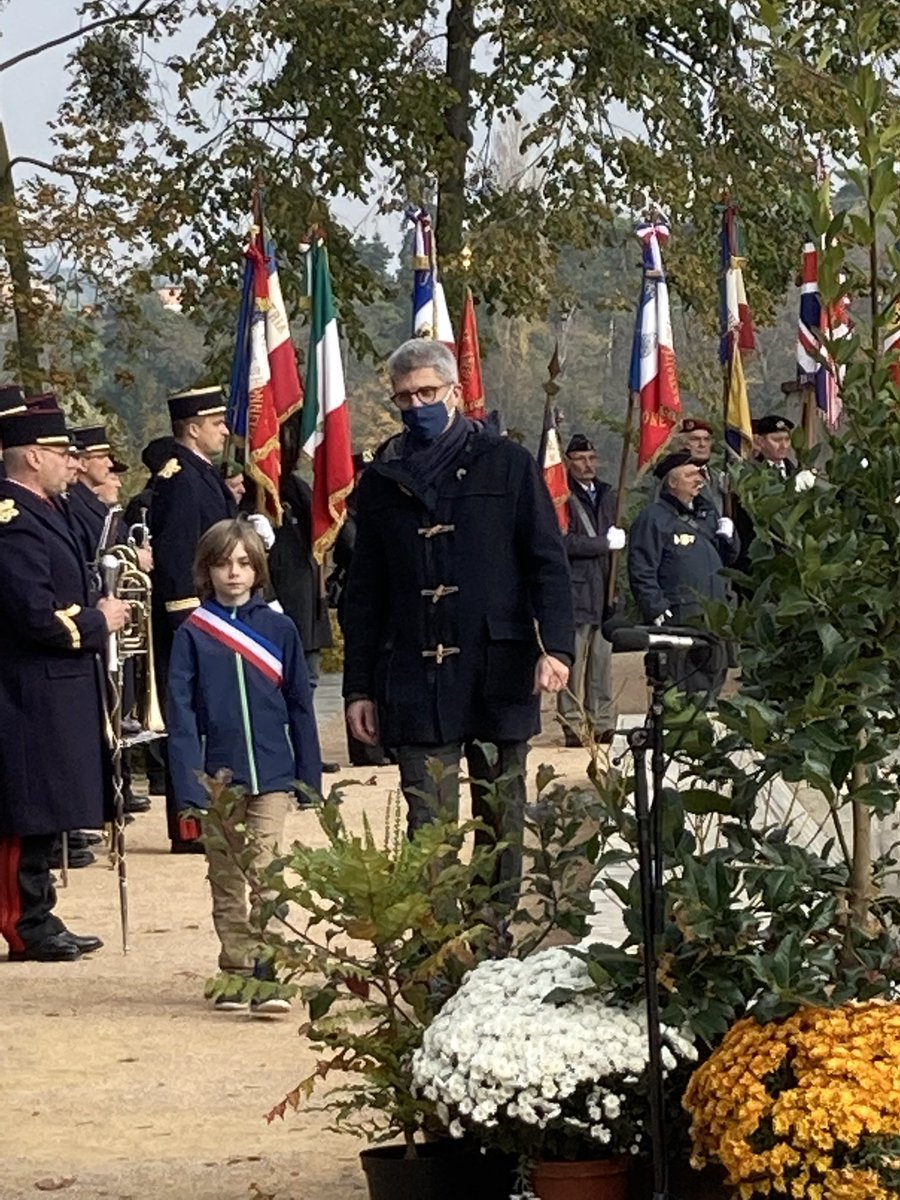 ChGeourjon's tweet photo. Ce matin, commémoration du #11novembre. Je représentais @laurentwauquiez, Président @auvergnerhalpes, à la cérémonie pour la ville de #lyon. 
Hommage aux hommes et femmes morts pour la France 🇫🇷.
Dépôt de gerbe en compagnie des membres du conseil municipal des enfants. https://t.co/TreCIBrPRy