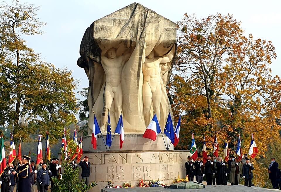 ChGeourjon's tweet photo. Ce matin, commémoration du #11novembre. Je représentais @laurentwauquiez, Président @auvergnerhalpes, à la cérémonie pour la ville de #lyon. 
Hommage aux hommes et femmes morts pour la France 🇫🇷.
Dépôt de gerbe en compagnie des membres du conseil municipal des enfants. https://t.co/TreCIBrPRy