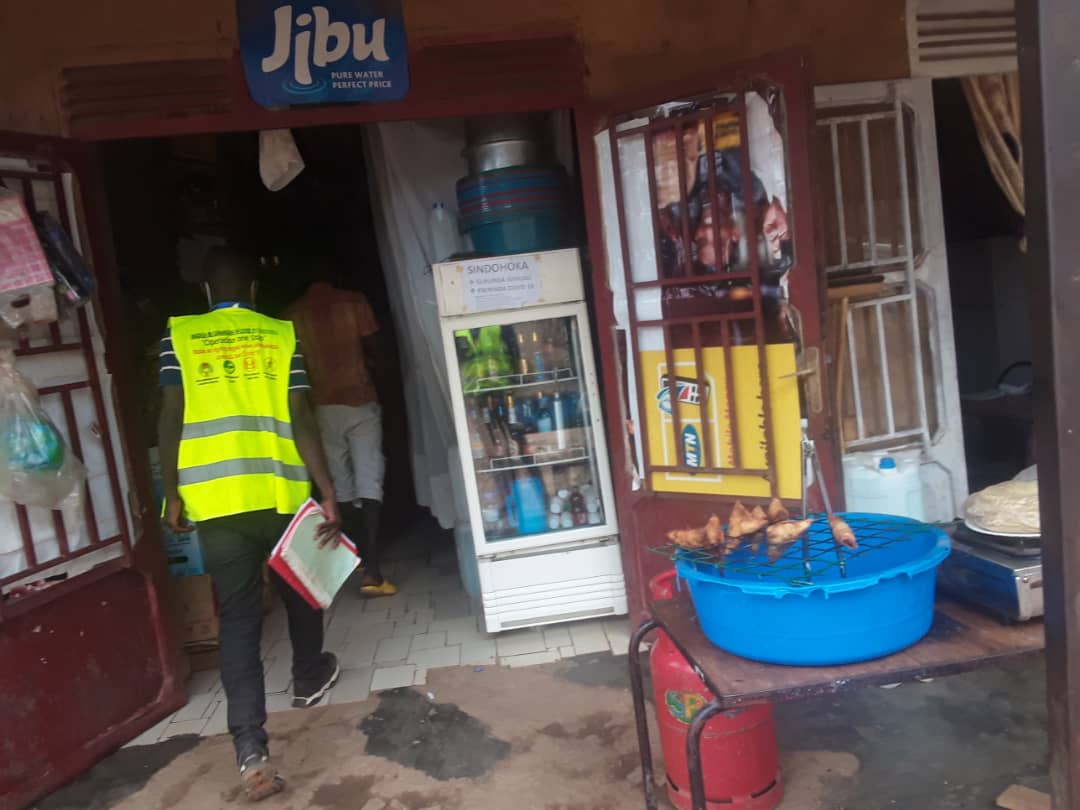 ndera_sector's tweet photo. None mu murenge wa #Ndera @Gasabo_District  hakozwe ubugenzuzi muri Bar Resto,inzu z'ubucuruzi n'ahahurira abantu benshi harebwa uko amabwiriza yo kwirinda #Covid19 yubahirizwa #OperationOneStop @CityofKigali @PudenceR @RwandaLocalGov @gatjmv @dusengiyumvas @RBCRwanda https://t.co/RATGS0nTNm