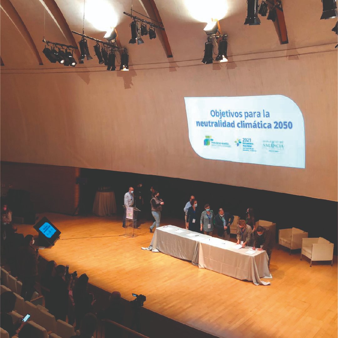 KLIPERDVILA's tweet photo. Vuelven los eventos presenciales ¡y lo hacen a lo grande! Hoy en KLIPERDVILA teníamos una gran cita en @LesArtsValencia  junto a la @dipvalencia, celebrando el Encuentro Nacional 2021 del #PactodelasAlcaldías para el #Clima y la #Energía sobre los objetivos para 2050. 🌍 https://t.co/yIeAsoK7oZ