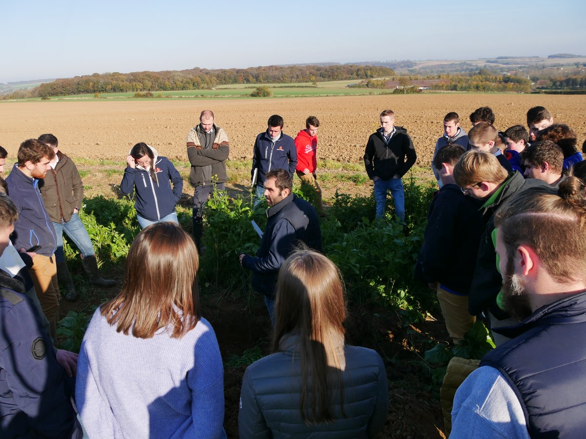 CfppaLeParaclet's tweet photo. Compte-rendu en images de la journée d'échanges sur les #couvertsvegetaux organisée par les #BTSAPV  hier au Paraclet. 3è volet : présentation de la vitrine variétale de 21 mélanges de couverts, analyse des fosses pédologiques, conseils techniques  agronomiques @CarreFerme #sol https://t.co/LIKLhbFfn4