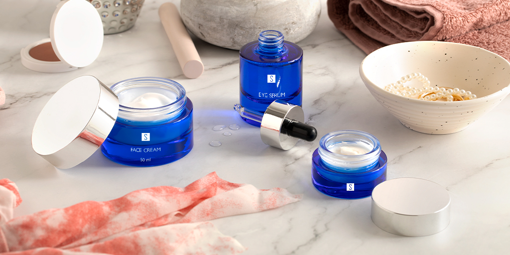 Stocksmetic's tweet photo. How many hours do we spend in front of the PC or smartphones? Not everyone knows that the blue light from these devices can be harmful to the face in the long term. Find out how to counteract the effect of blue light in our latest blog!
https://t.co/tmEkBr78QZ https://t.co/Quzr7792Q6