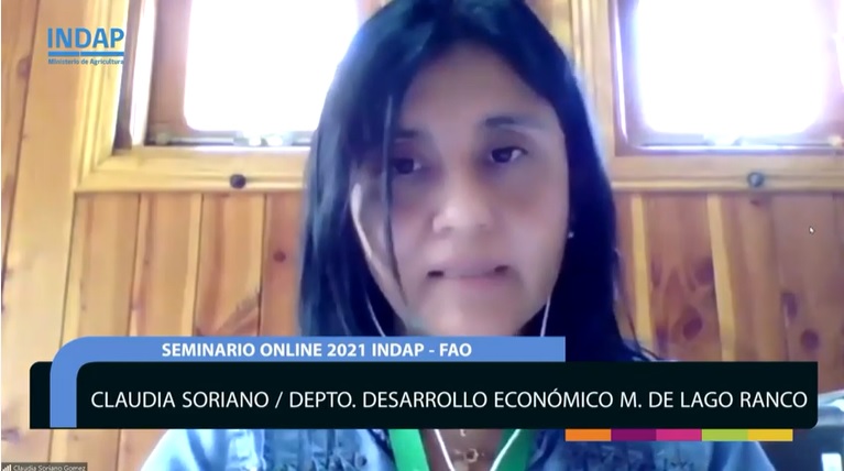 INDAP_Chile's tweet photo. “Mantener la coordinación y no doblar esfuerzos” entre distintos estamentos, es parte de los desafíos ante la #PobrezaRural, complementa Claudia Soriano, de #LagoRanco, cuya exposición cierra este seminario  sobre Calidad de Vida en el campo INDAP-FAO
👉 https://t.co/m5eKDitgFU https://t.co/c2bBKoMumt