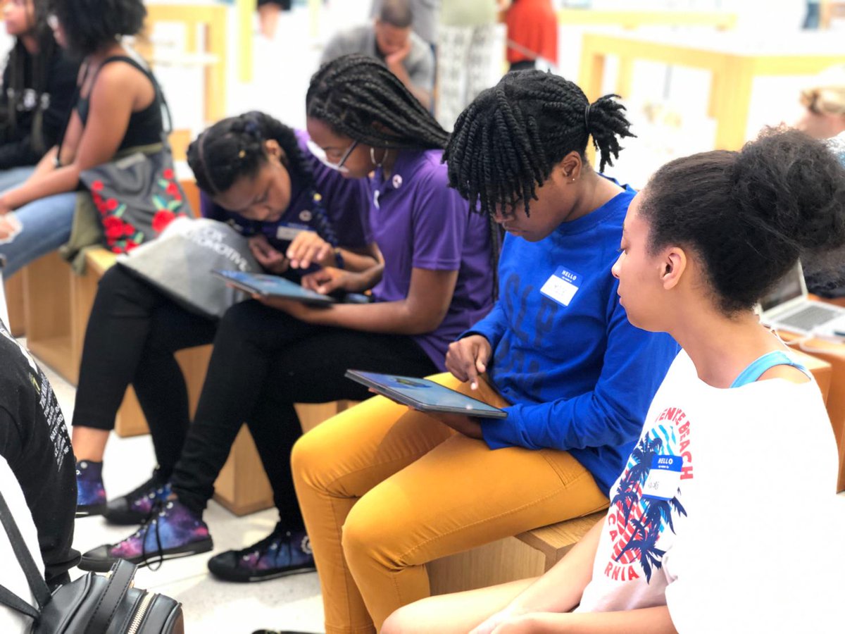 witgeorgia's tweet photo. 📱#ThrowbackThursday to our WIT Girls interactive workshop at Apple! https://t.co/gfjVlrnfKh