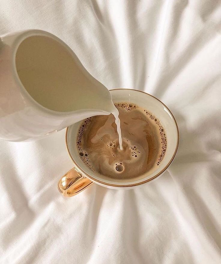 🇫🇷 Week end prolongé, on prend le temps de prendre soin de soi, de se faire un bon café, d'ouvrir un livre et de profiter des personnes que l'on aime. 💛

🇬🇧Weekend time! We take the time to take care of ourselves, make a good coffee, open a book and enjoy the peo