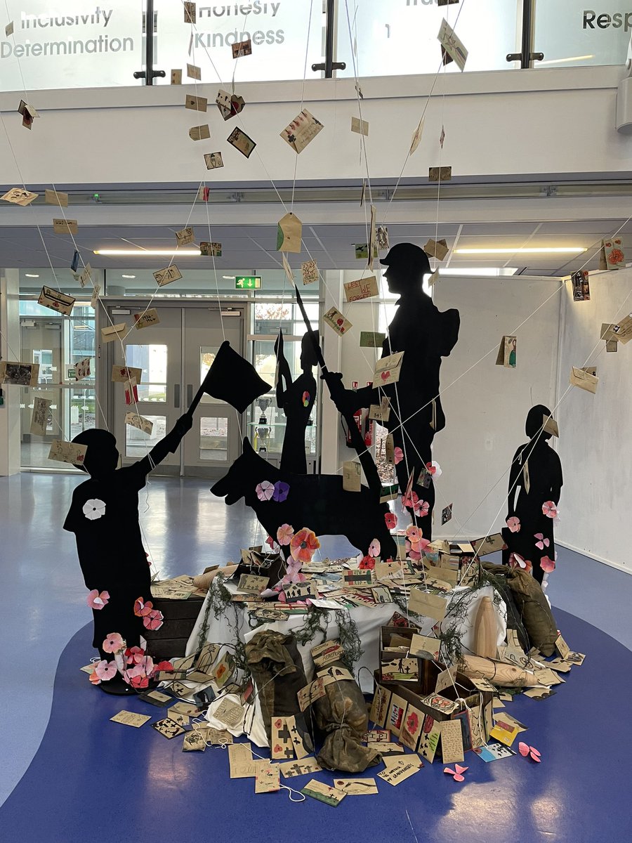 VConway85's tweet photo. A beautiful tribute to remembrance day  from our talented Arts Department. Our pupils paying their respects and laying their poppies. TY @DearneADT @DearneTheArts @DearneALC @AstreaDearne @DearneAreaTeam @astreaacademies #LestWeForget #WeWillRememberThem #RemembranceDay2021 https://t.co/4oznOuo7lo