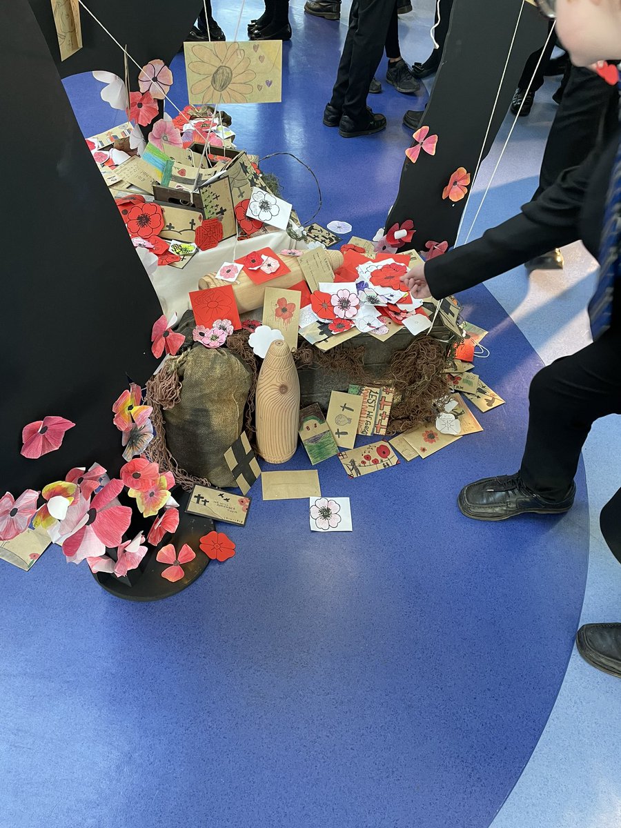 VConway85's tweet photo. A beautiful tribute to remembrance day  from our talented Arts Department. Our pupils paying their respects and laying their poppies. TY @DearneADT @DearneTheArts @DearneALC @AstreaDearne @DearneAreaTeam @astreaacademies #LestWeForget #WeWillRememberThem #RemembranceDay2021 https://t.co/4oznOuo7lo