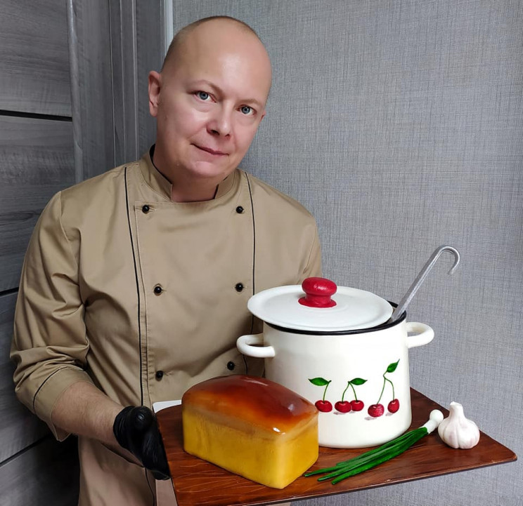 watermelonONK's tweet photo. “Вы мечтаете о вкусном домашнем борще, да с хрустящей корочкой ароматного хлеба? Да? Тогда встречайте!
Мой новый торт!!!
Вес 5,5 кг
Ванильный бисквит, медовик, крем Чиз, бананово-апельсиновый курд, желе с фруктами + клубника”, – написал кондитер Д. Никифоренко из Днепра. https://t.co/HtcZK6ALR4