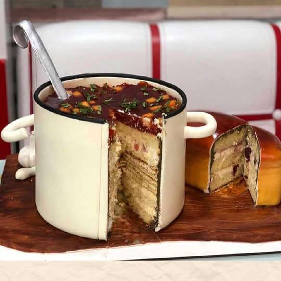 watermelonONK's tweet photo. “Вы мечтаете о вкусном домашнем борще, да с хрустящей корочкой ароматного хлеба? Да? Тогда встречайте!
Мой новый торт!!!
Вес 5,5 кг
Ванильный бисквит, медовик, крем Чиз, бананово-апельсиновый курд, желе с фруктами + клубника”, – написал кондитер Д. Никифоренко из Днепра. https://t.co/HtcZK6ALR4