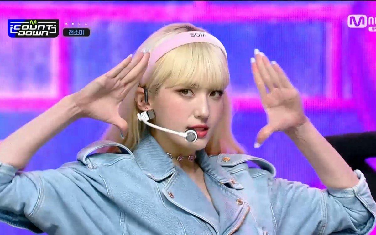 xoxosomiennik's tweet photo. barbie &amp; solo queen JEON SOMI on MNET MCOUNTDOWN https://t.co/pjdmLywEEa