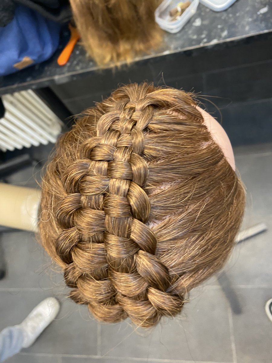 ribot_serra's tweet photo. Ahir al mòdul 1 "Pentinats i recollits" l'alumnat de #2nPER  ha fet #zipperBraid i #WaterfallBraid. Tenim el #Riboti ple d'artistes!💈🤩
T'agradaria que et fessin un recollit amb trenes així?💆‍♀️

#Ribot #Riboters #Riboteres #Institut #RibotiSerra #InstitutRibotiSerra https://t.co/V5CnRaFrRI
