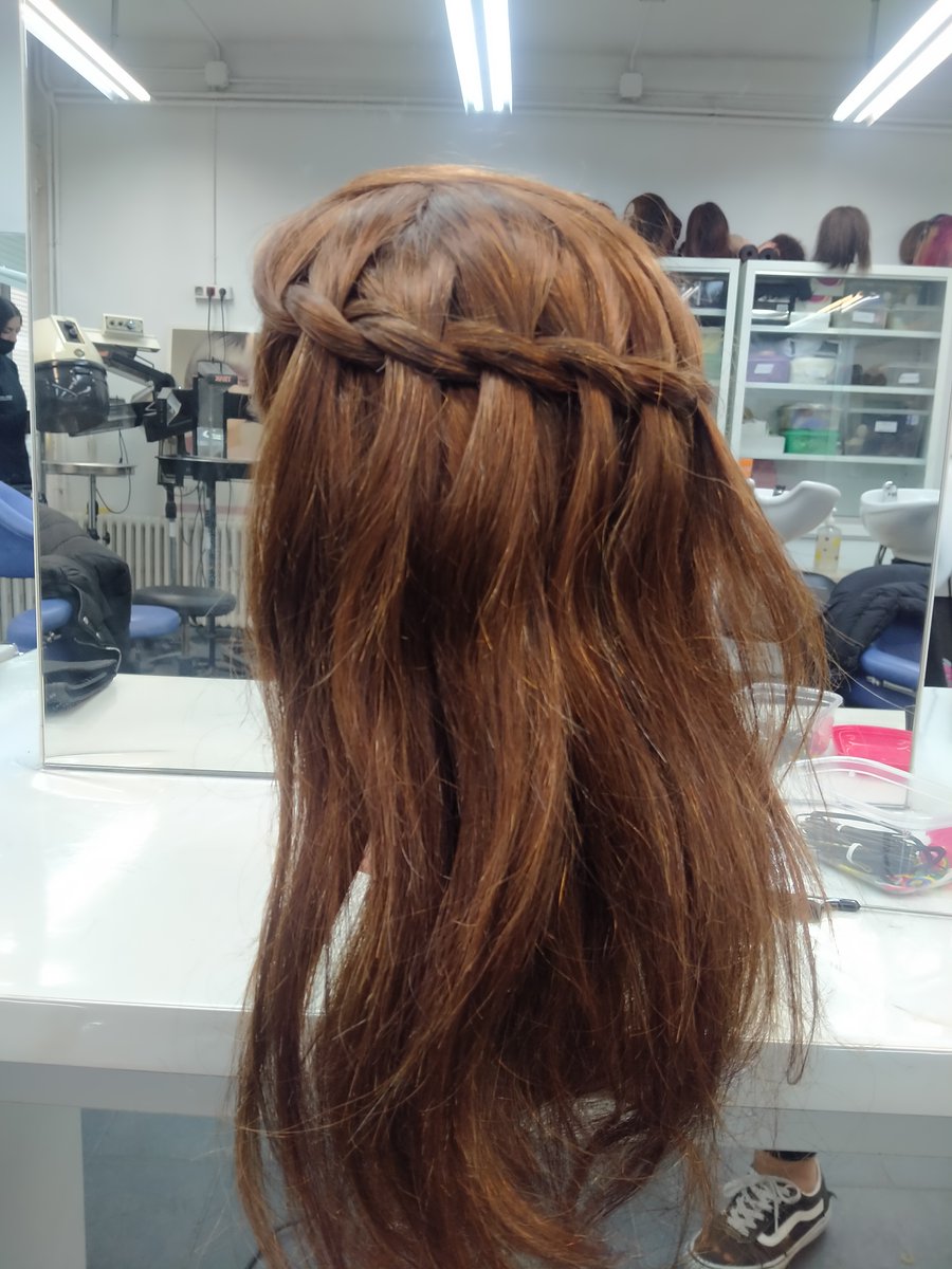 ribot_serra's tweet photo. Ahir al mòdul 1 "Pentinats i recollits" l'alumnat de #2nPER  ha fet #zipperBraid i #WaterfallBraid. Tenim el #Riboti ple d'artistes!💈🤩
T'agradaria que et fessin un recollit amb trenes així?💆‍♀️

#Ribot #Riboters #Riboteres #Institut #RibotiSerra #InstitutRibotiSerra https://t.co/V5CnRaFrRI