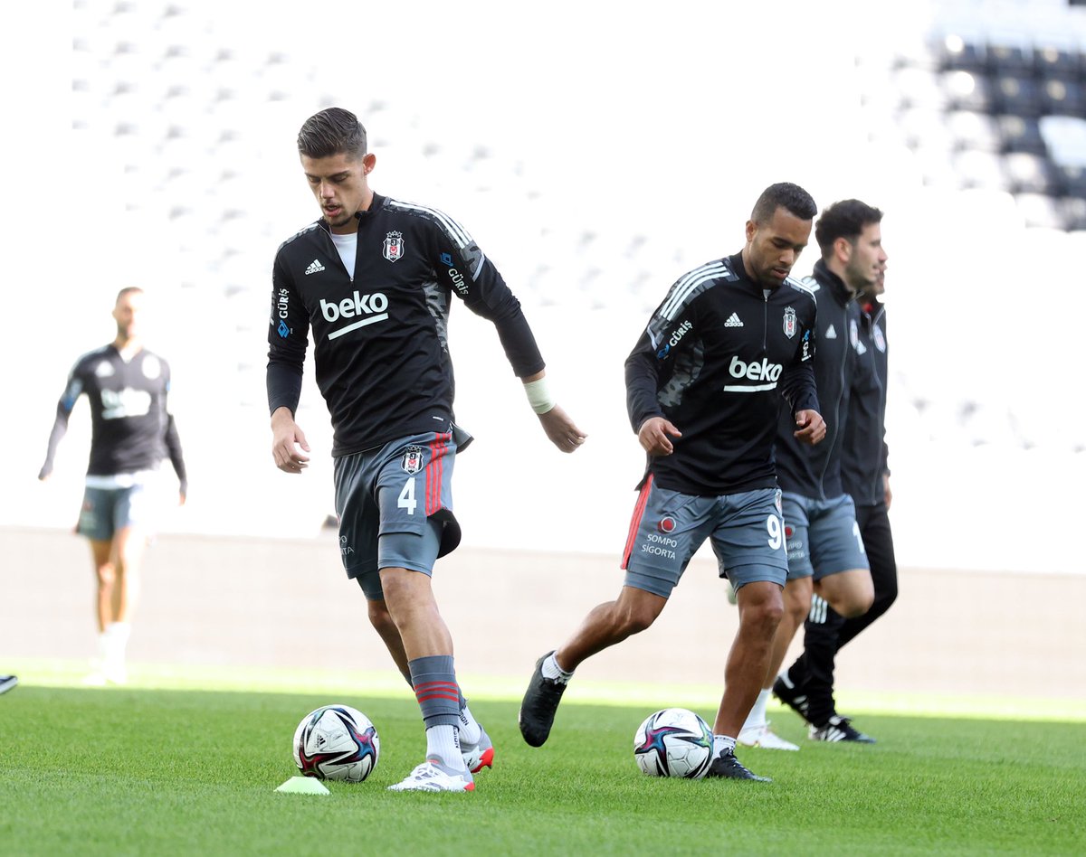 Besiktas's tweet photo. Isınmak için sahadayız. 🔥

#BJKvFKS https://t.co/ClZ3fQcpcN