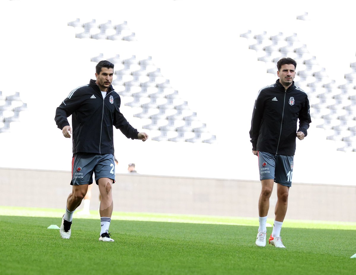 Besiktas's tweet photo. Isınmak için sahadayız. 🔥

#BJKvFKS https://t.co/ClZ3fQcpcN
