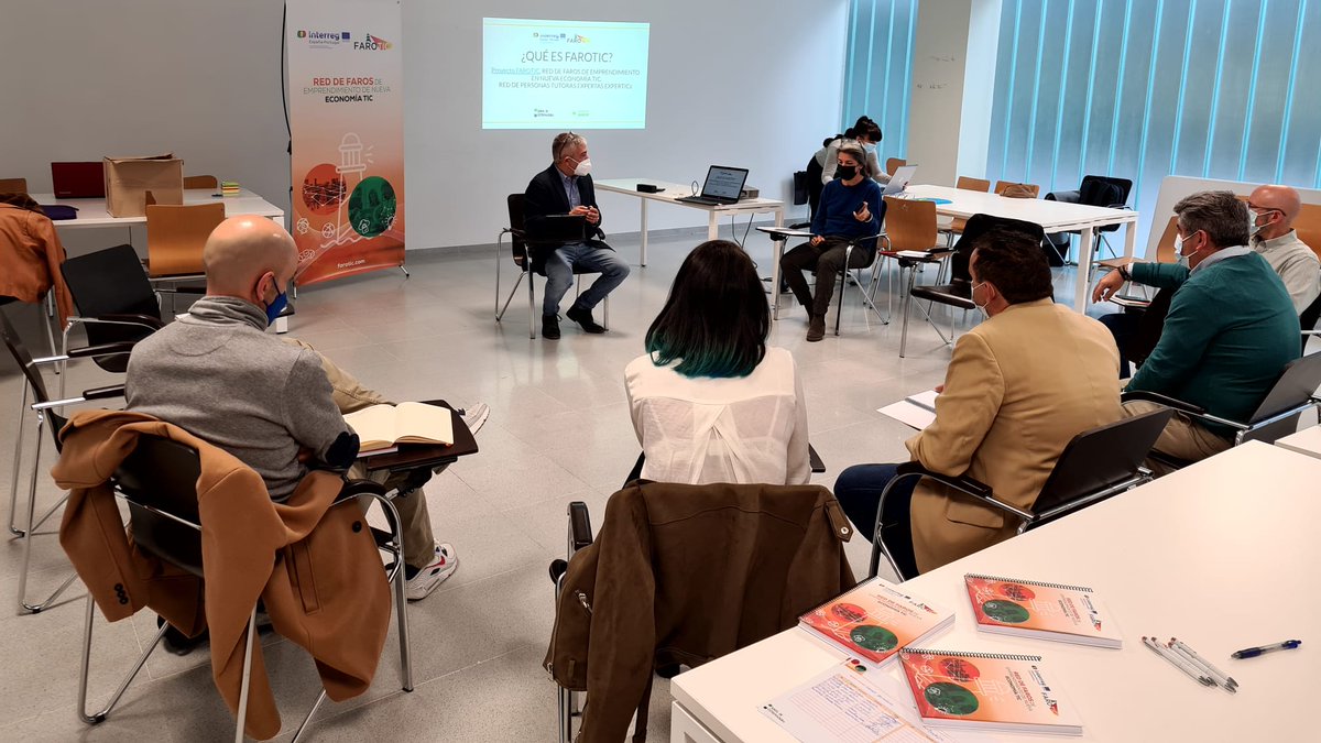 farotic's tweet photo. 🔛 Comienza la formación de la Red de Personas Tutoras del "Programa de Asesoramiento ExperTIC" de @e_avante🙌

🤓 Conociendo la metodología de tutorización de los proyectos de la #Euroace 🇪🇸🇵🇹

📝¡Últimas plazas para participar en el programa! Inscríbete➡️https://t.co/yIOmXz3fEW https://t.co/vtiZugk2dL