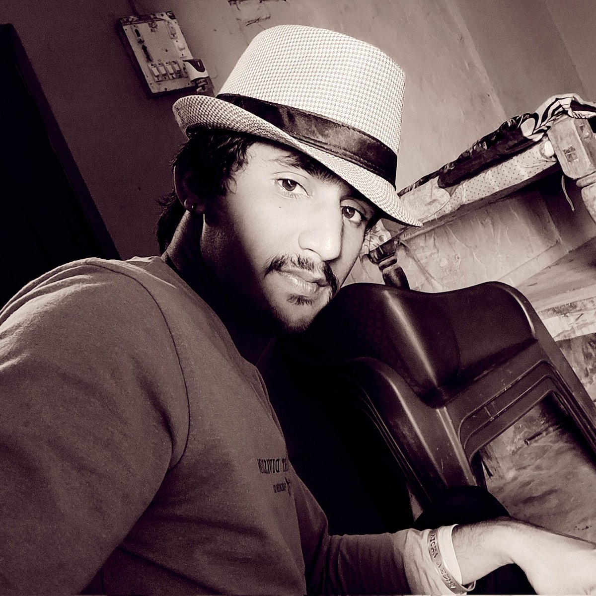 Vicky_prajapti1's tweet photo. #NewProfilePic https://t.co/LnWrvb4HOa