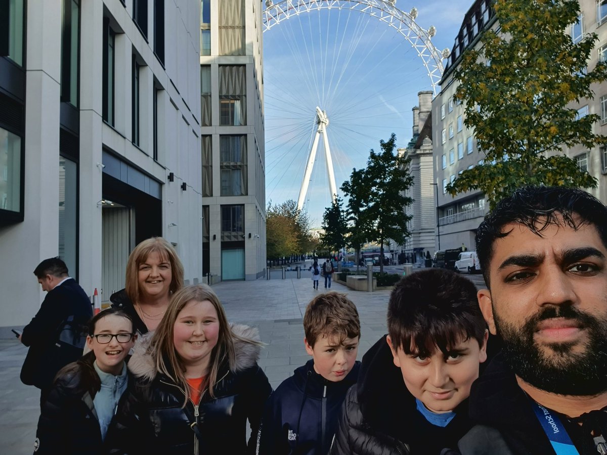 TheHeightsOE's tweet photo. Ready for the London Eye 🇬🇧 @Head_TheHeights https://t.co/EWCXSnxCyc