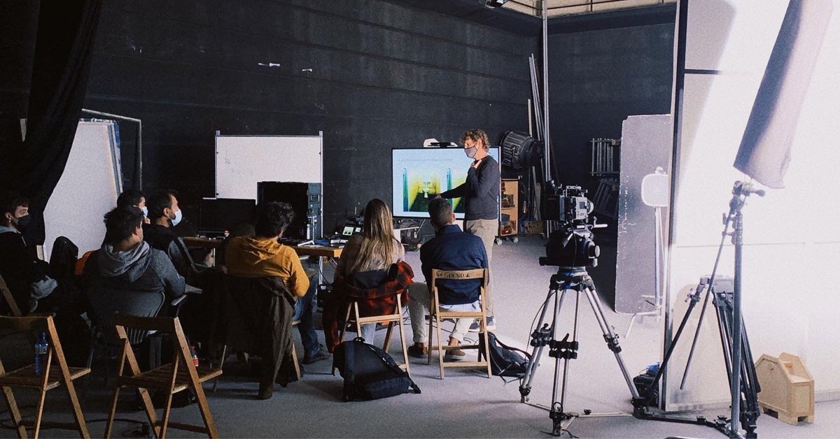 escac's tweet photo. #EscacRules | 🎥 Los alumnos del Máster en Dirección de #Fotografía han estado realizando una práctica con la cámara #AlexaSXT, en la asignatura de Sensitometría Digital. Supervisado por Jordi Bransuela. https://t.co/YYv1qTmAQu