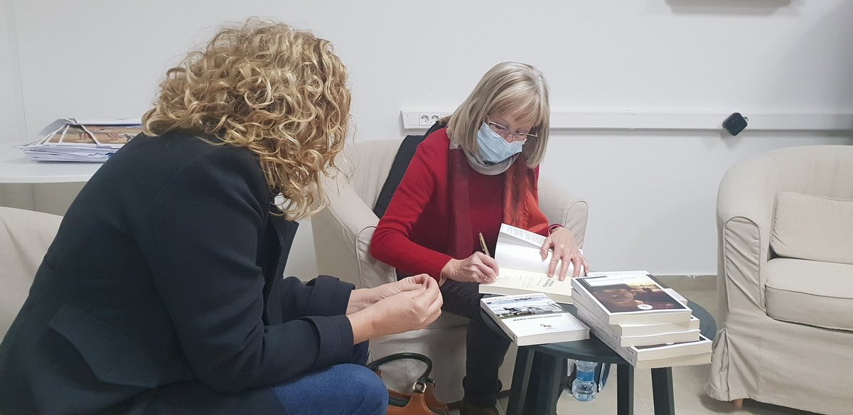acompany_arte's tweet photo. ¿Cómo nace una novela?
¿Qué aprende la autora narrando los sentimientos de sus personajes?
¿Qué aporta la Historia a una novela de ficción?
Muchas gracias a #MaríaGarcíaLliberós para la interesante charla sobre su libro #Másalládelatristeza !
Con #EvolucionArte y @Ed_Sargantana https://t.co/agd2ynN74e