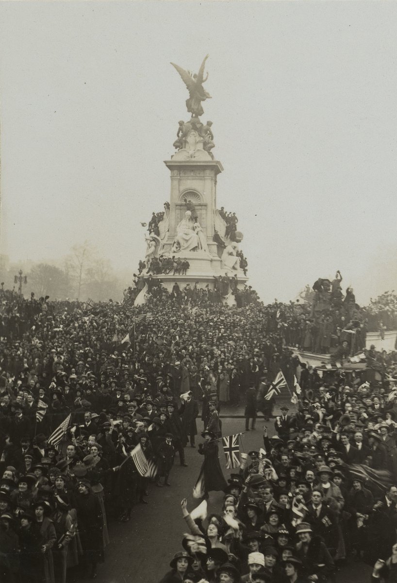 This photograph shows crowds around the Queen Victoria Monument outside Buckingham Palace celebrating the announcement of the end of World War I in 1918. It comes from a photograph album compiled by Queen Mary. #ArmisticeDay 1918 bit.ly/3o5IKup