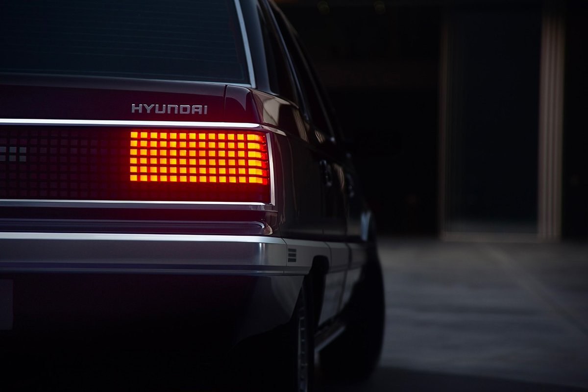 tjournal's tweet photo. Hyundai представила электрокар Heritage Series Grandeur, построенный в честь 35-летия флагманского седана.

Автомобиль сделали в стиле «ретрофутуризма», совместив эстетику 80-х с технологиями

https://t.co/2mbvoGPSqY https://t.co/icQ11HMpOR