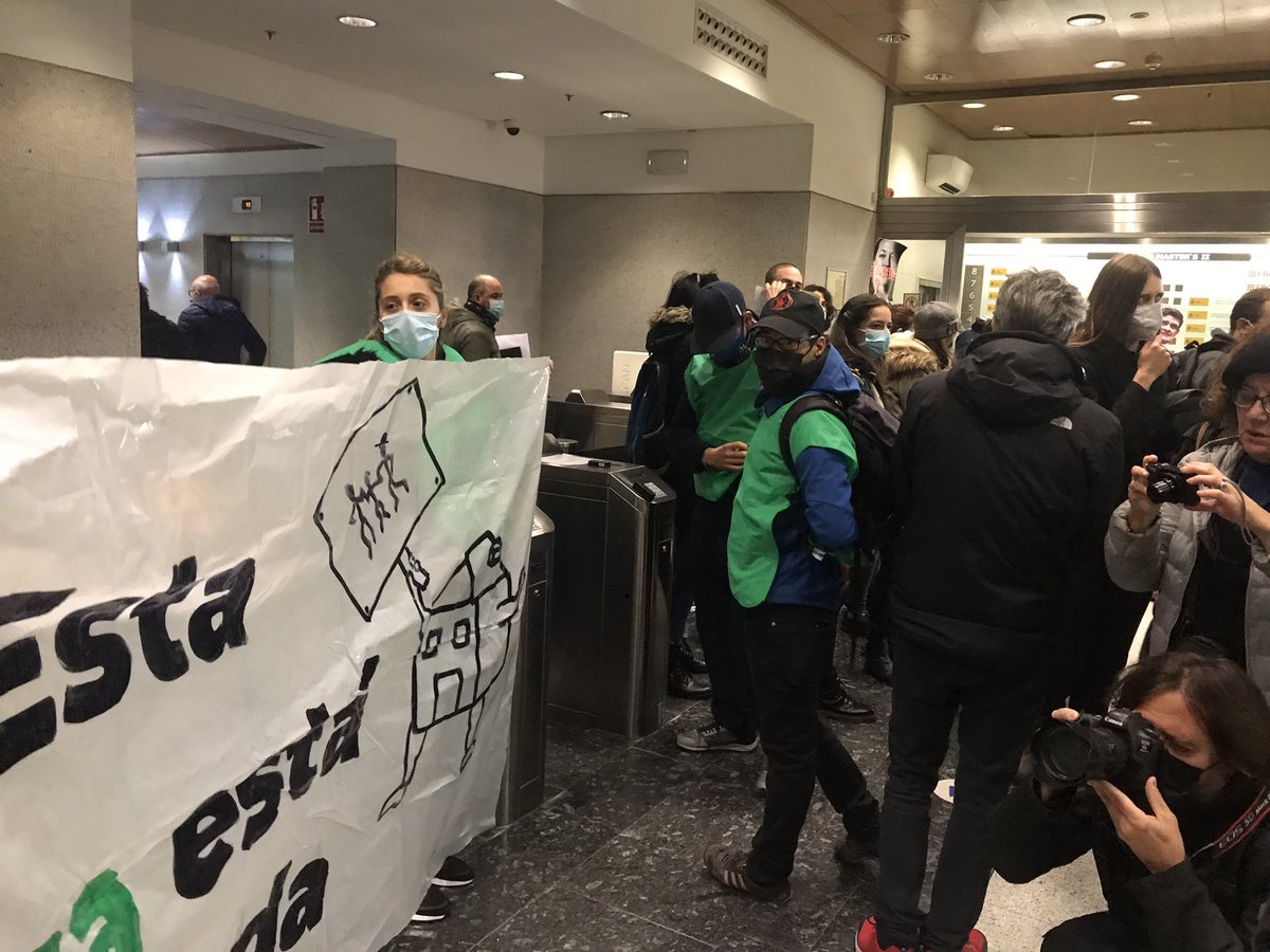 PlanSareb's tweet photo. 🔥 CONTINÚA EL PLAN 🔥

Más de 100 personas afectadas por Sareb entramos en las oficinas del FROB, del Ministerio de Economía.

Va hilo 👇 https://t.co/TC3YMmuxjW