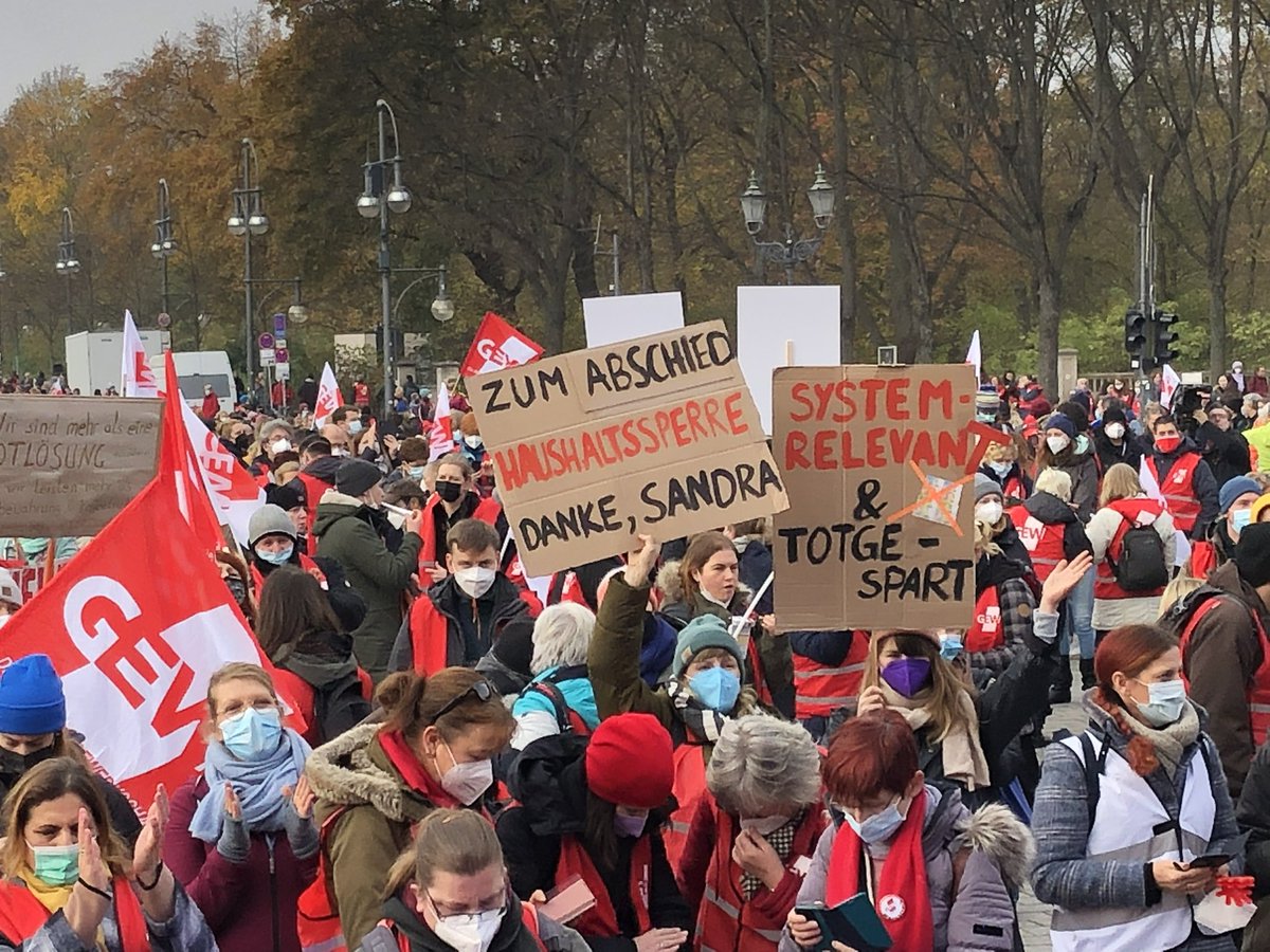 Die @GEW_BERLIN spricht von über 6000 Demonstranten am Brandenburger Tor und trifft mit ihrem Streikaufruf offenbar die Stimmung an den Schulen #Überlastung #Personalmangel #Bürokratie m.tagesspiegel.de/berlin/tarifko…