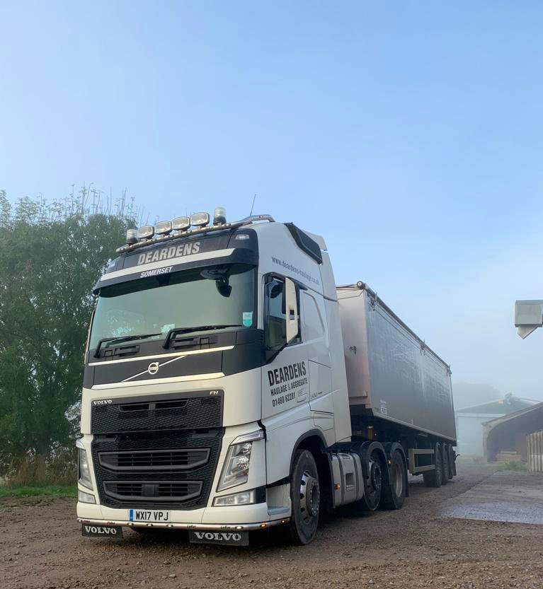 DeardensHaulage's tweet photo. Another day, another dollar! 🚛💰Here’s Wayne busy busy busy loading wheat #KeepOnTrucking #Haulage #ILoveMyVolvo #MissingManchester 🙃 https://t.co/6BIxl0U1TU