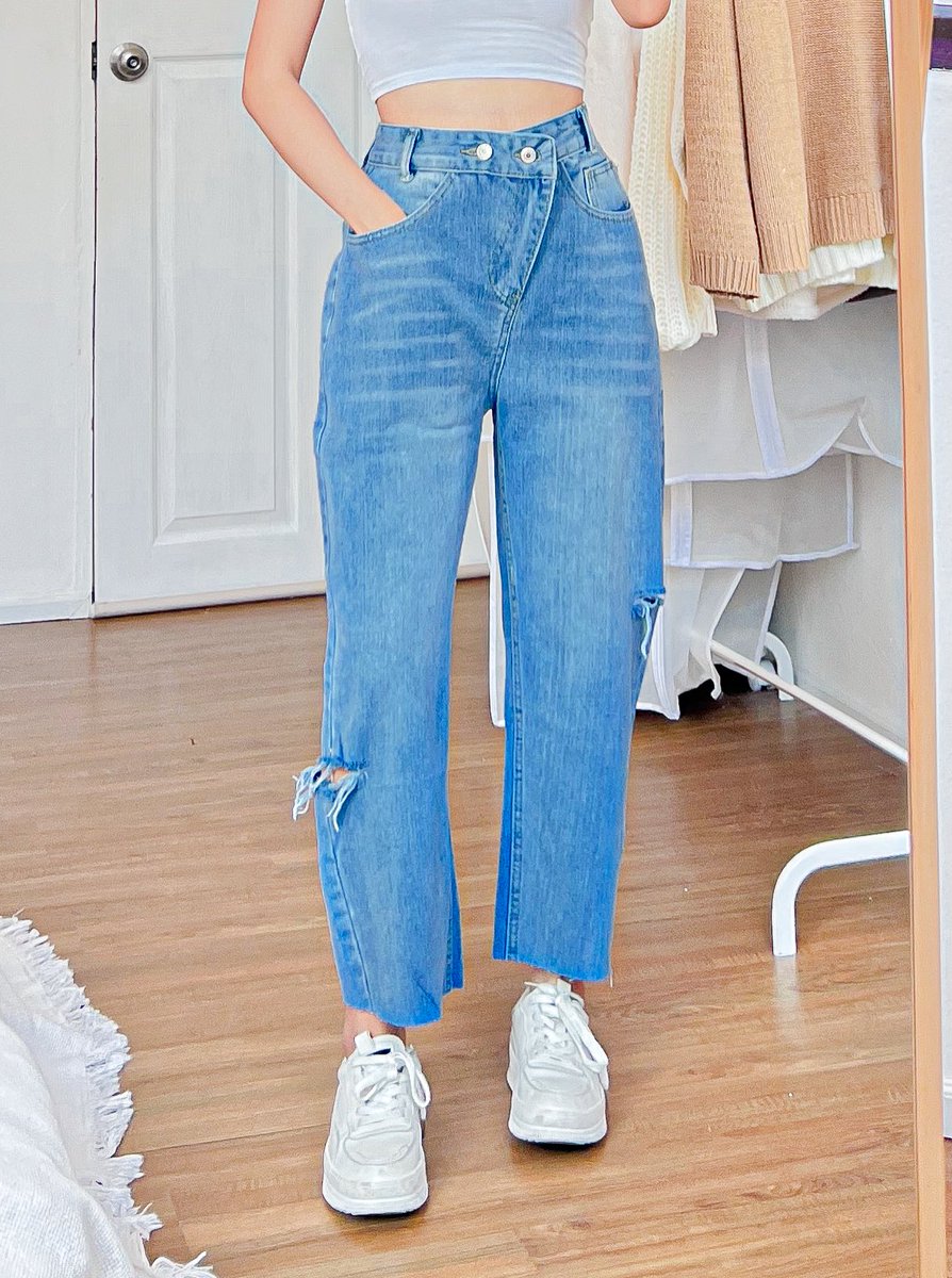 chams_girl's tweet photo. ร้านยีนส์ดีเด่นสำหรับเรา  bluemountian_jeans ผ้าดี ทรงสวย คนสูง 150 ก็ใส่ได้อย่างตัวสีขาวเราไม่ได้ตัดขาเลย ส่วนตัวสียีนส์เราตัดขาเองแบบใช้กรรไกรตัดเองได้เลย ไม่ต้องเย็บชาย ตัวนี้ช่วงเอวสวยมาก มี2กระดุม เอวเป็นเหมือนตัวv เก๋มากและราคาถูก 200+ และเขามีโปร 11.11 ค่าส่งแค่ 11 บ.ด้วยย https://t.co/vvKU8kUI1S