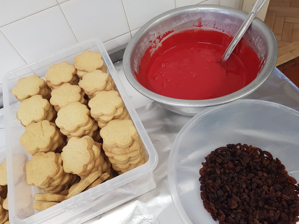 infantskitchen's tweet photo. Lest we forget... as we remember all those brave men and women on this special day. I hope the children will enjoy their poppy style cookie. https://t.co/52gezFqC8L