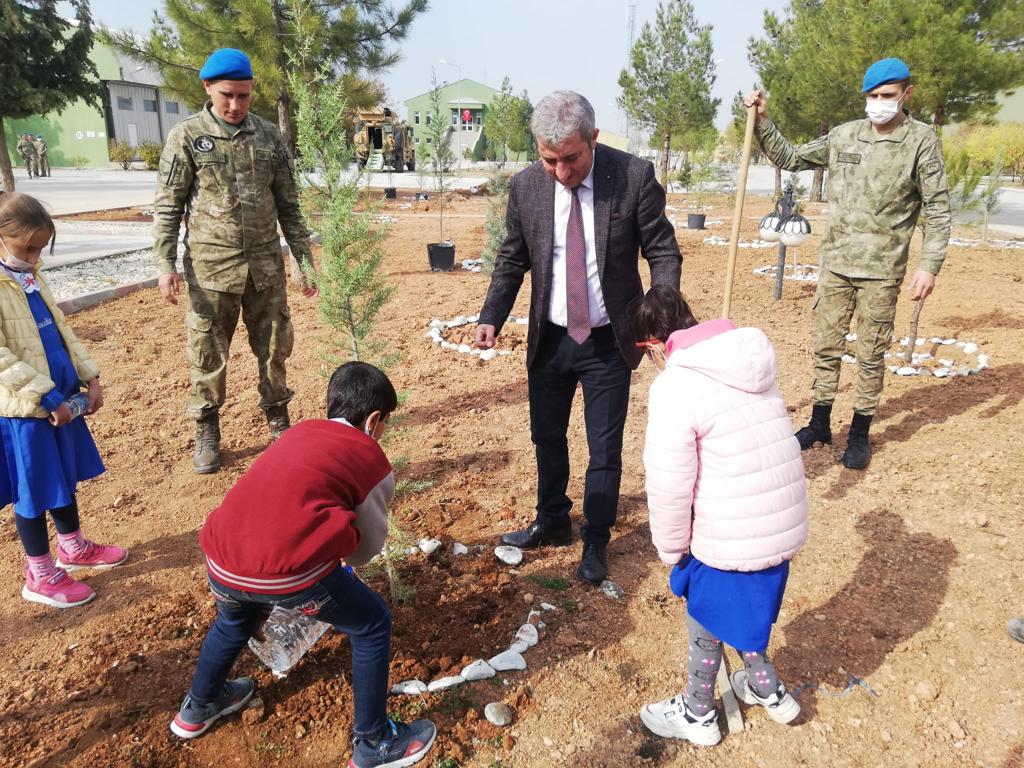 mem_eruh's tweet photo. İlçe Milli Eğitim Müdürümüz Sn. Mehmet ÇİFTÇİ ile öğrencilerimiz "Geleceğe Nefes" ağaç dikme seferberliği kapsamında ağaç dikme etkinliğine katıldılar https://t.co/P0lvHWyA8e