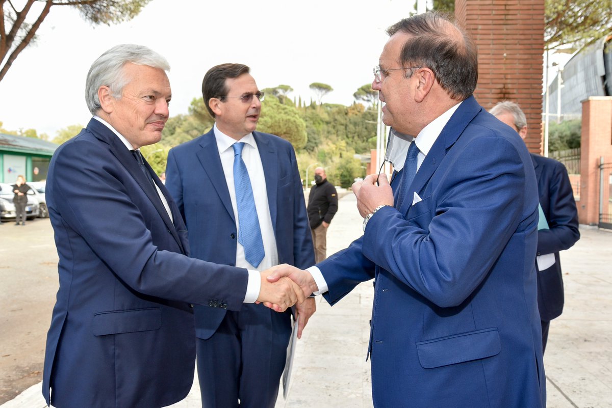 antitrust_it's tweet photo. Roma, 4 novembre 2021: il Presidente Roberto #Rustichelli ospita il Commissario Europeo per la Giustizia Didier #Reynders, in occasione dell'evento conclusivo della campagna #convienesaperlo
@dreynders @EU_Justice @EU_Commission
#antitrust #agcm https://t.co/rXCF35wDfI