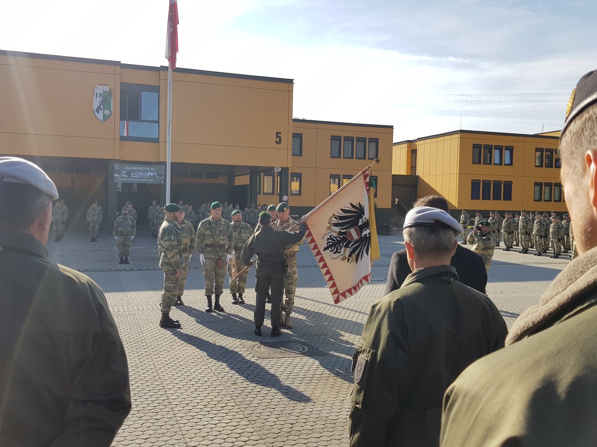 RaggerDietmar's tweet photo. Militärischer Festakt der Kommandoübergabe Jägerbataillon 18 durch den Kommandanten der "leichten" 7.Jägerbrigade, Brigadier Horst Hofer von Oberst Klaus Schadenbauer an Oberstleutnant Markus Schwaiger #Bundesheer #7jgbrig #jgb18 https://t.co/ePzzVtQixE