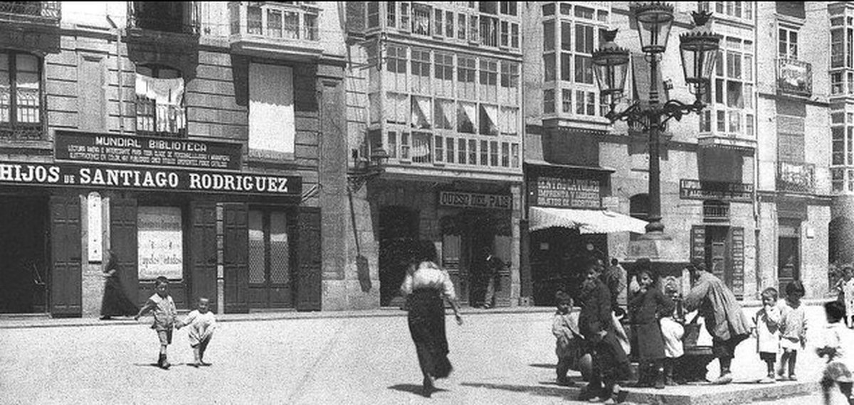 PaginaDosRTVE's tweet photo. «La libertad es una librería.»

(Lo dijo Joan Margarit).
En la imagen, la librería más antigua de España. Está en Burgos, abrió en 1850 y hoy la regenta la quinta generación.
#DiadelasLibrerías https://t.co/FPp6jlUiCk