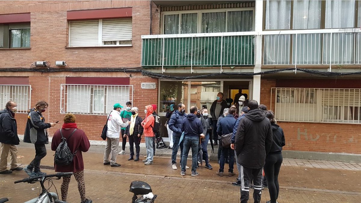 Desnonament aturat. A #SantaPerpètua una dona i els seus dos fills continuen a casa seva malgrat li pesi al Banc de Santander. #AmuntSuportMutu

#SobiraniaEsVidaDigna
#FemTerritoriCompartintLluites
<a href="/PahSanta/">Pah Santa Perpetua</a>